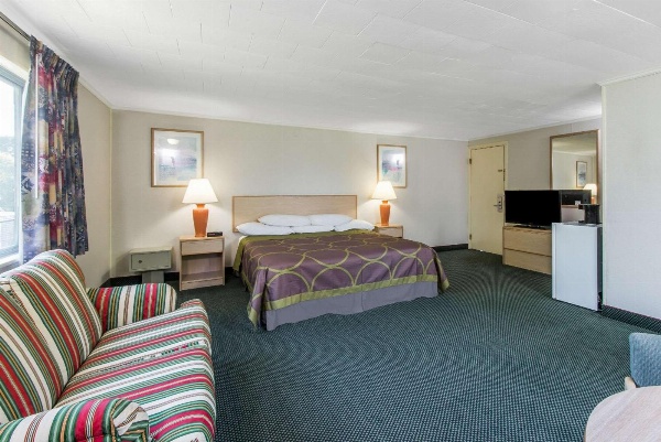Super 8 by Wyndham W Yarmouth Hyannis/Cape Cod image 2