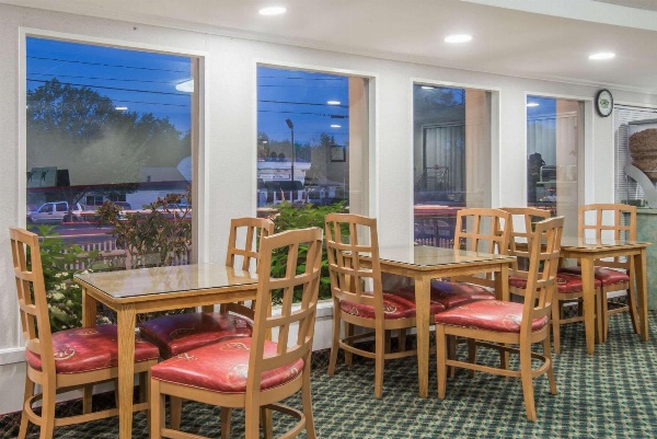 Super 8 by Wyndham W Yarmouth Hyannis/Cape Cod image 5
